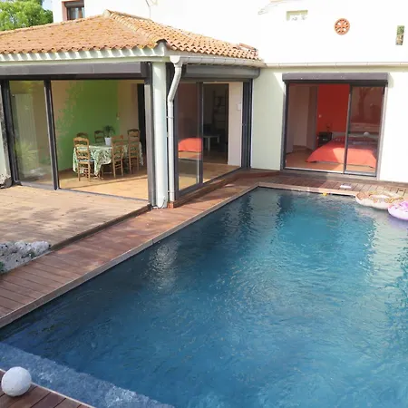 Charmante Avec Piscine Pres De L'etang. Holiday home