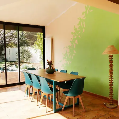 Holiday home Charmante Avec Piscine Pres De L'etang. Sete